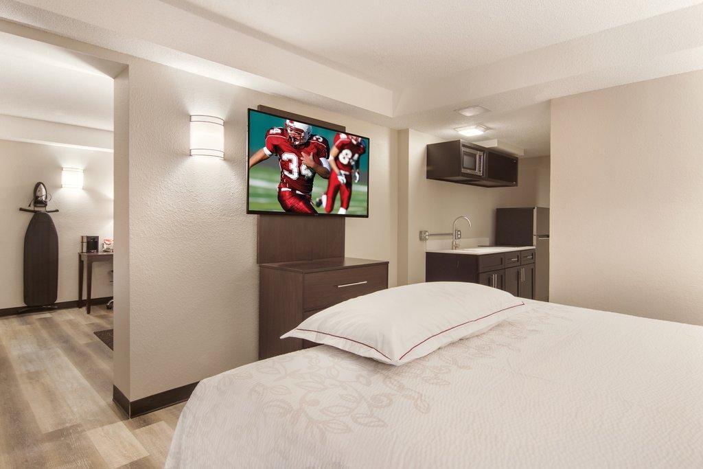 Red Roof Plus+ & Suites Эри Экстерьер фото